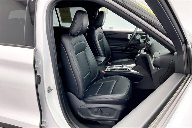 Used 2020 Ford Explorer XLT w/ Equipment Group 202A image 6