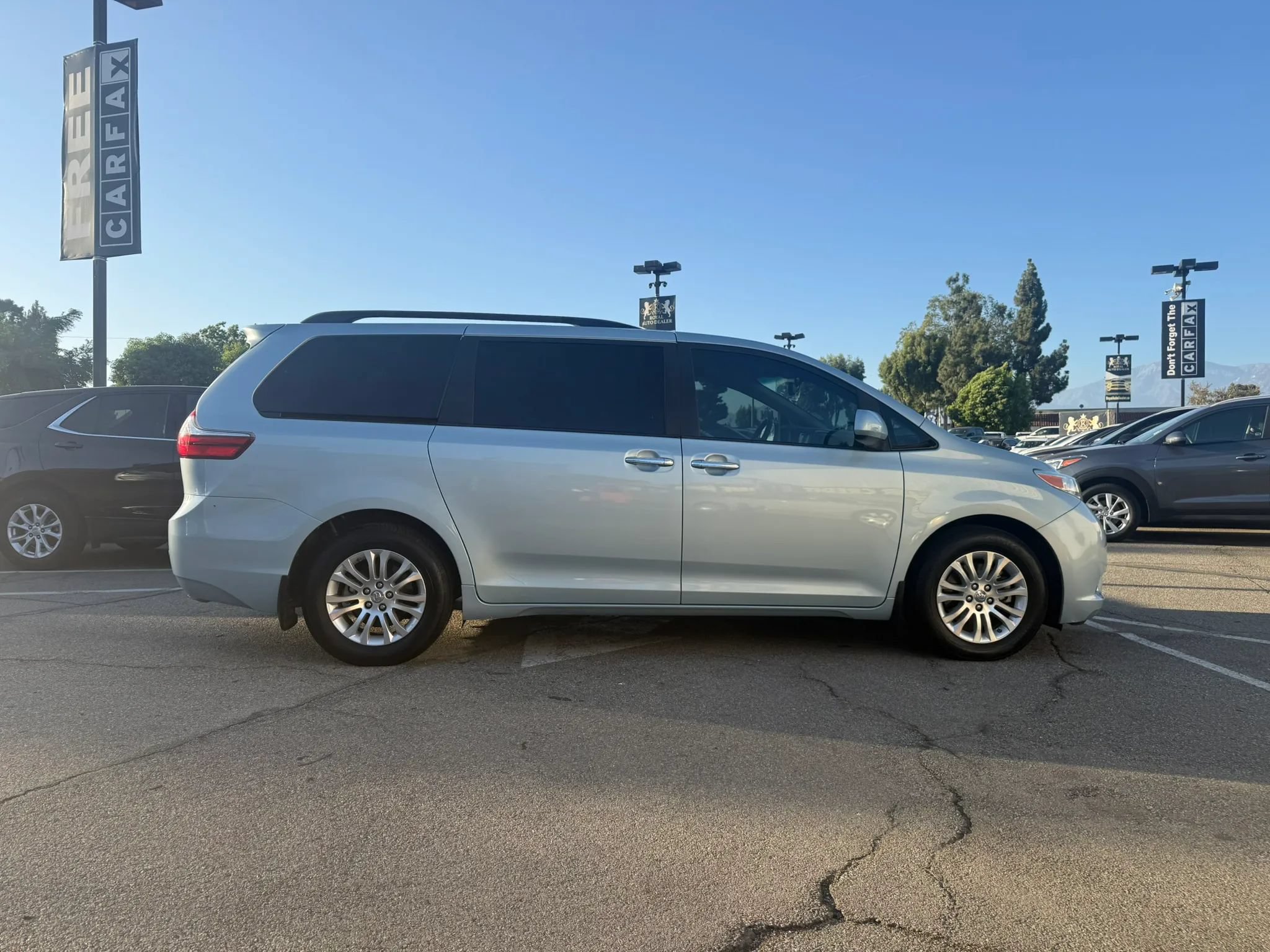 Used 2017 Toyota Sienna XLE w/ XLE Navigation Package FWD image 6