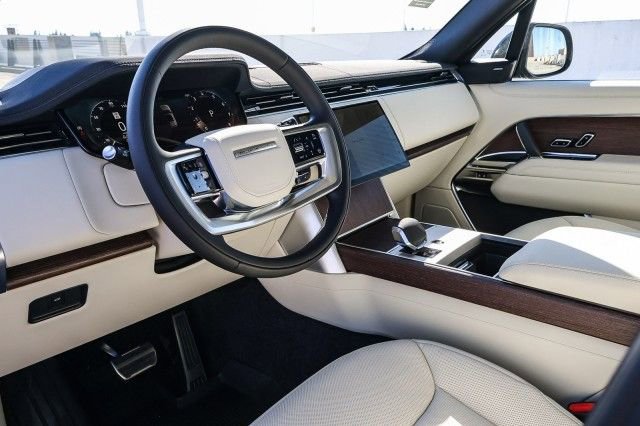 New 2025 Land Rover Range Rover Long Wheelbase SE image 18