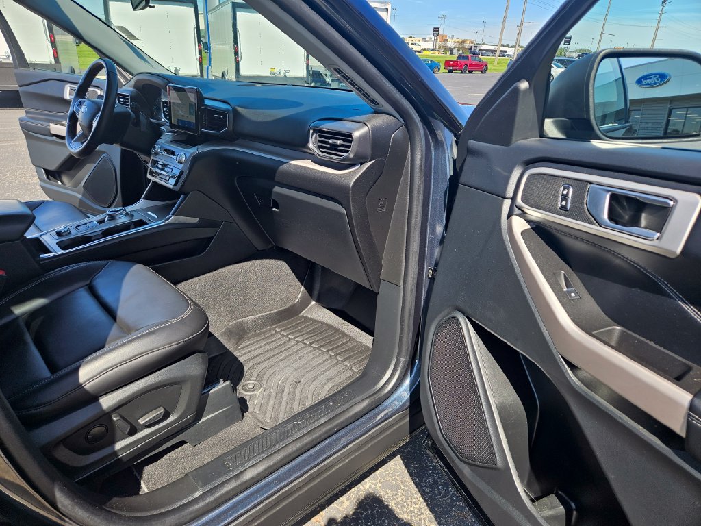 Used 2023 Ford Explorer XLT w/ Equipment Group 202A AWD/4WD image 28