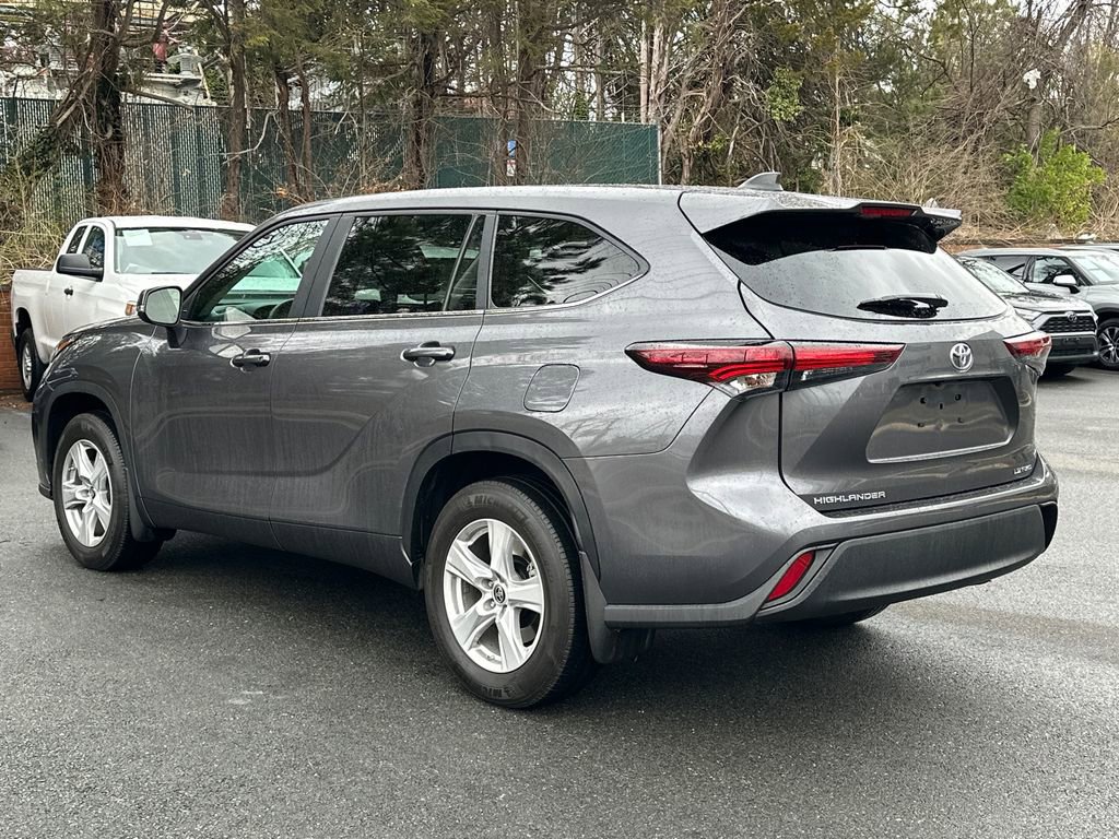 Used 2024 Toyota Highlander LE image 3