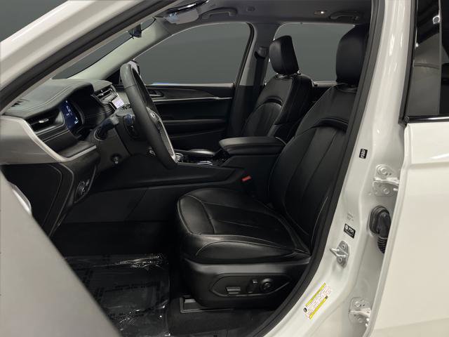 Used 2023 Jeep Grand Cherokee Limited w/ Luxury Tech Group II image 4