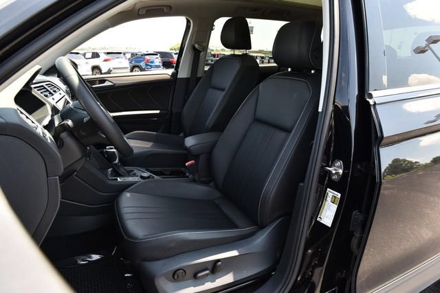 Certified 2023 Volkswagen Tiguan SE w/ Panoramic Sunroof Package AWD/4WD image 19