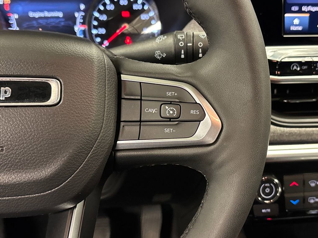 Used 2025 Jeep Compass Latitude image 32
