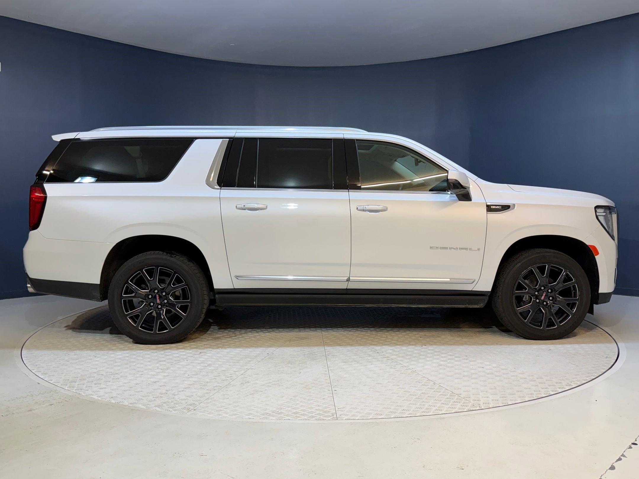 Used 2023 GMC Yukon XL Denali image 8