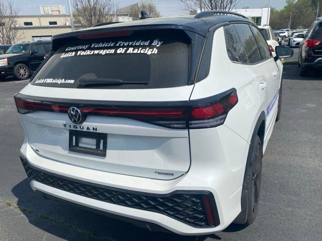 Used 2025 Volkswagen Tiguan SE R-Line image 11