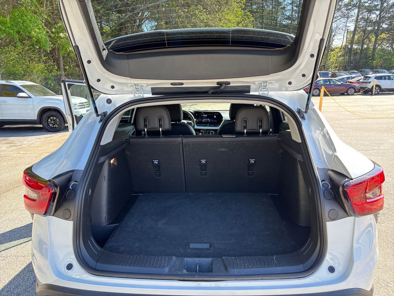 Used 2025 Chevrolet Trax LT w/ LT Convenience Package image 32