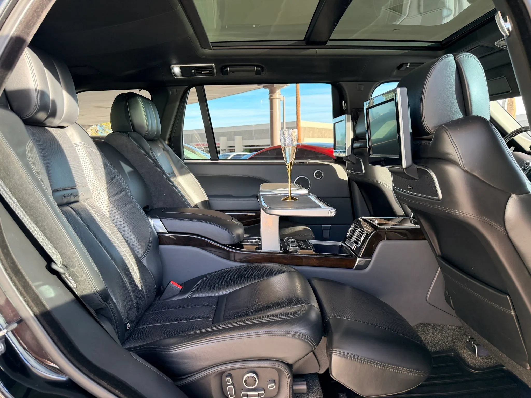 Used 2016 Land Rover Range Rover LWB SV Autobiography AWD/4WD image 3