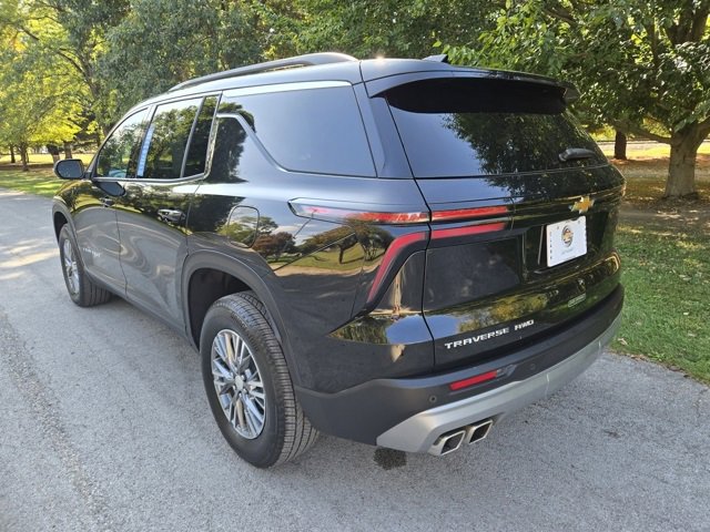 Used 2025 Chevrolet Traverse LT image 4