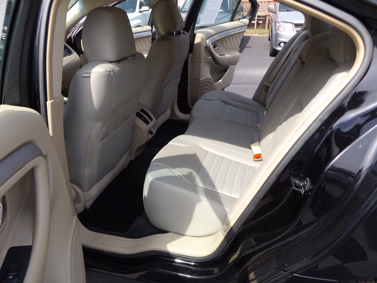 Used 2017 Ford Taurus SE FWD image 16