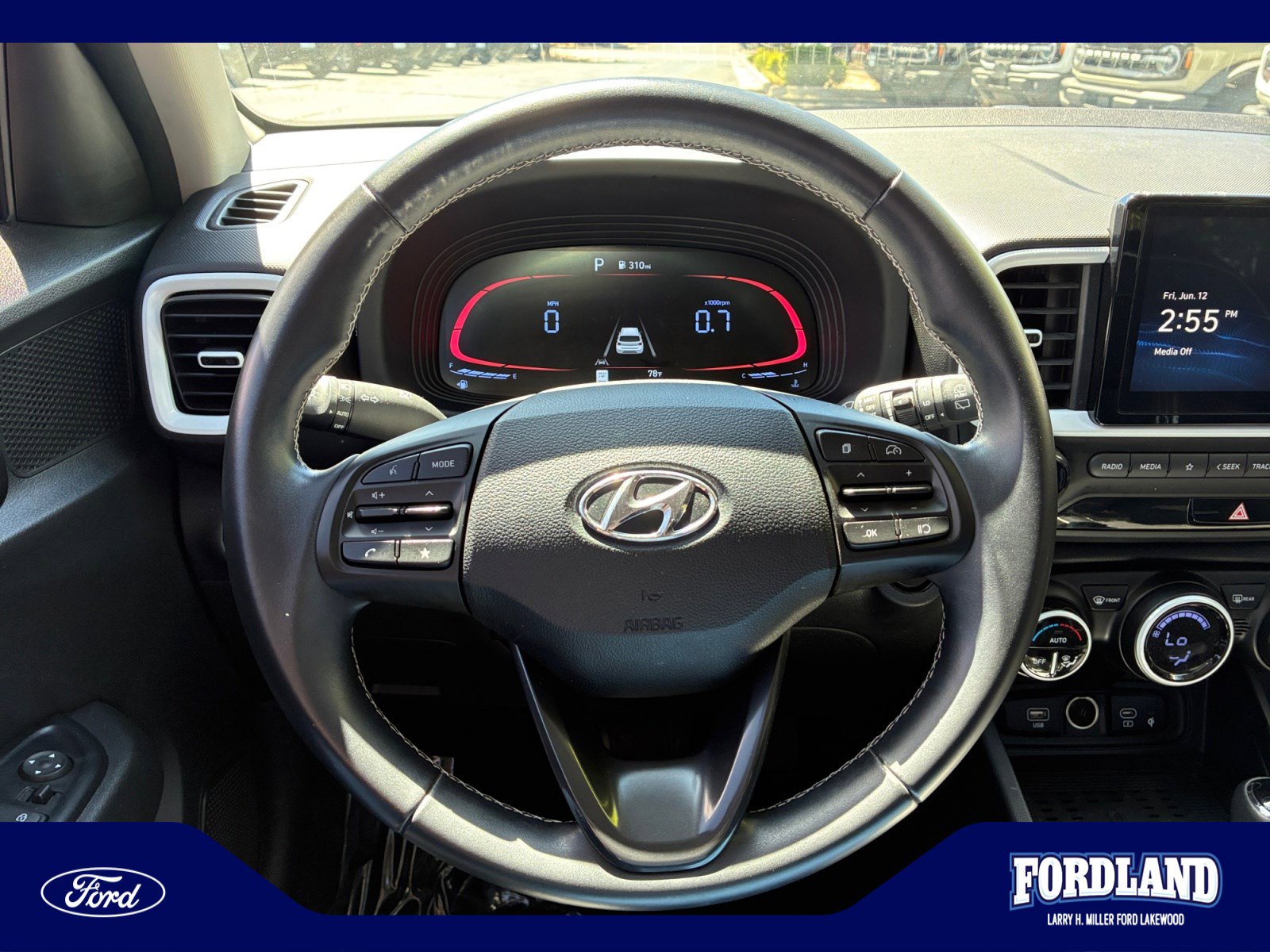 Used 2023 Hyundai Venue Limited FWD image 9