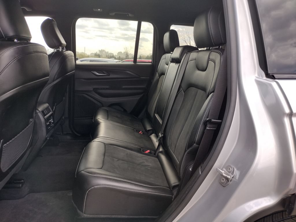 Used 2025 Jeep Grand Cherokee Altitude AWD/4WD image 7