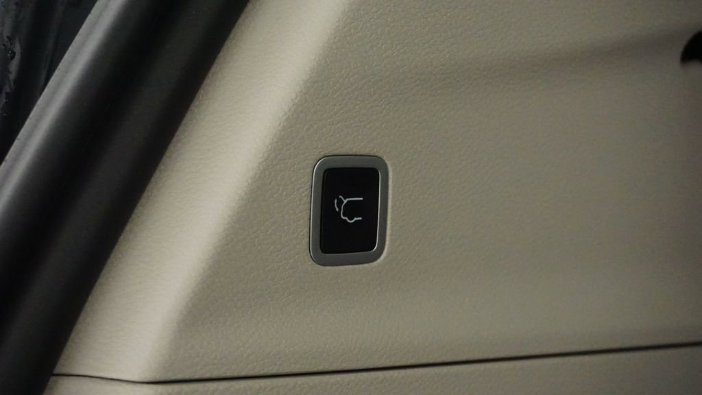 Used 2024 Chrysler Pacifica Limited AWD/4WD image 15