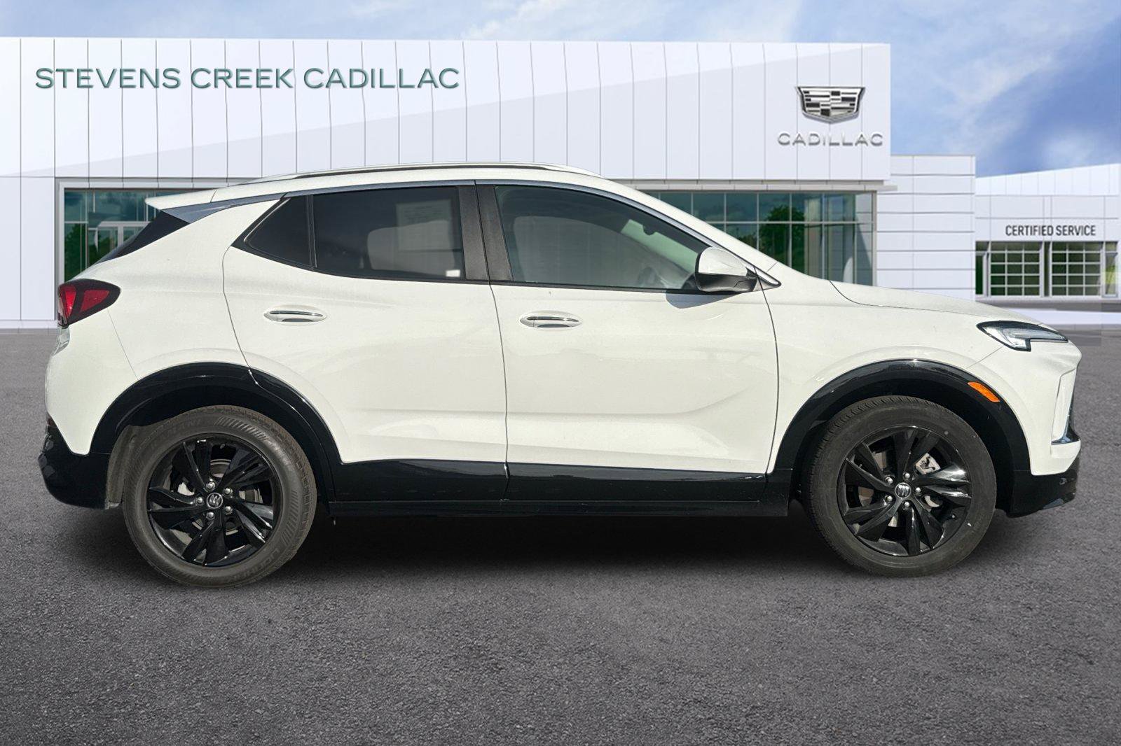 Used 2024 Buick Encore GX Sport Touring FWD image 2