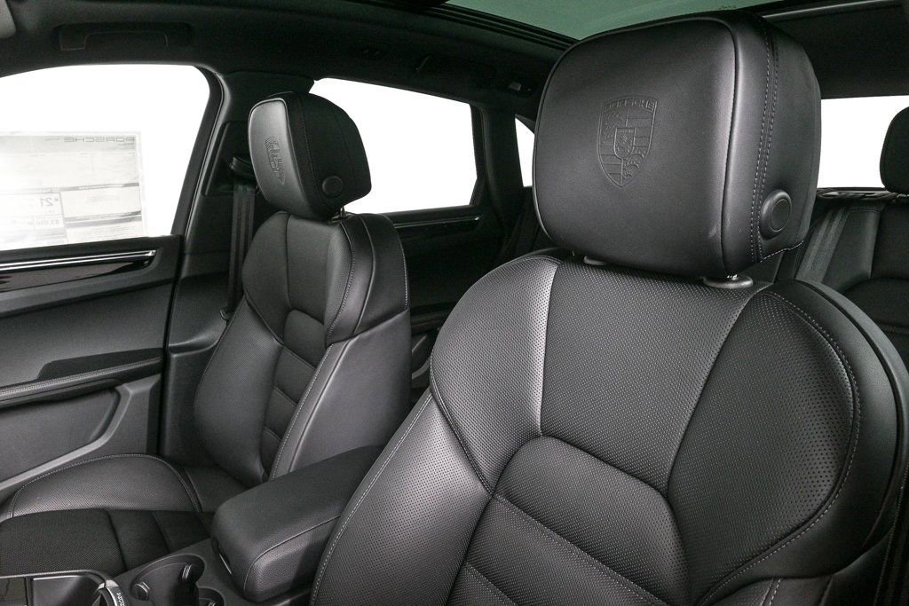 Certified 2025 Porsche Macan image 5