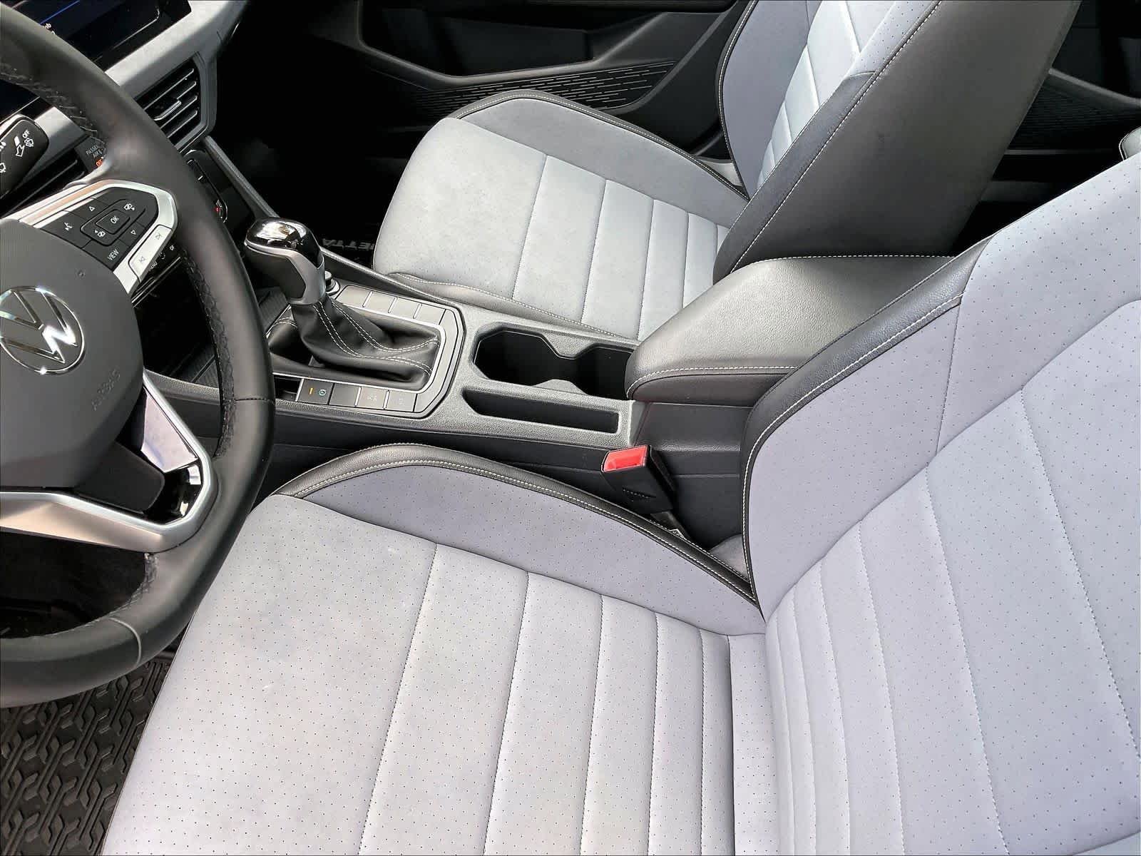 Used 2025 Volkswagen Jetta SE FWD image 20