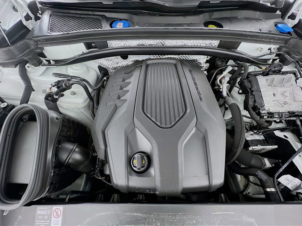 Certified 2025 Porsche Macan image 32