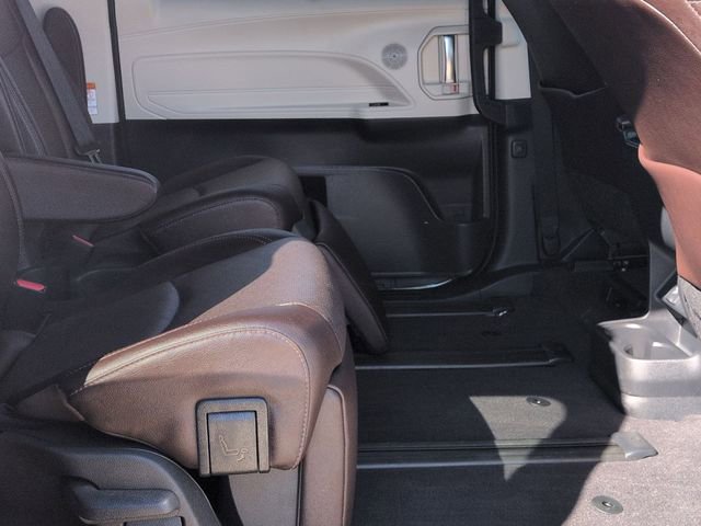 Certified 2022 Toyota Sienna Platinum image 31
