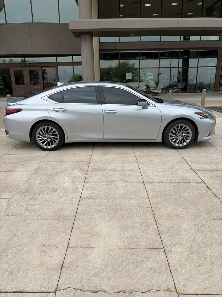Used 2024 Lexus ES 300h Ultra Luxury w/ Accessory Package (Z2) FWD image 8