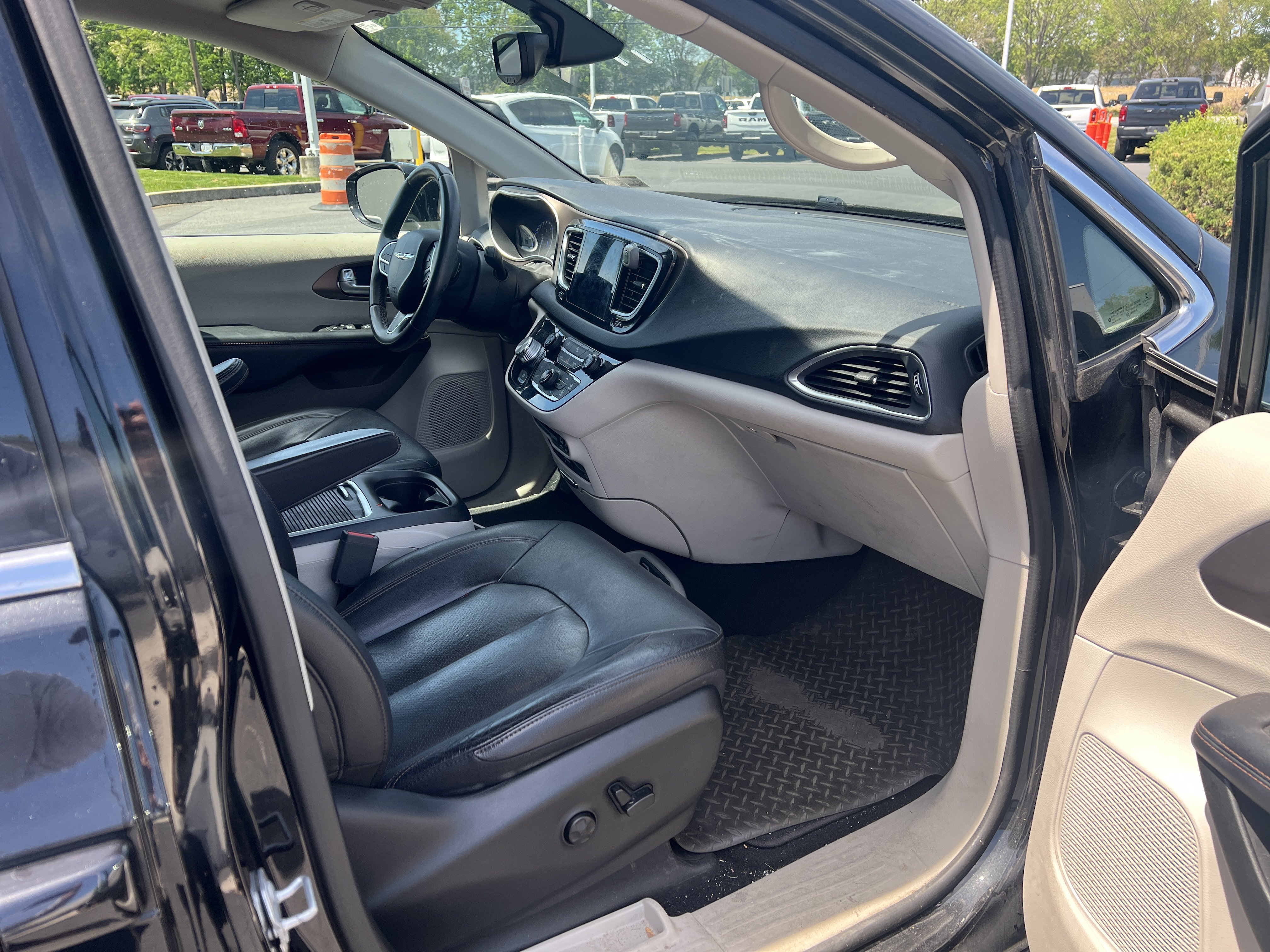 Used 2018 Chrysler Pacifica Touring-L Plus w/ Tire & Wheel Group FWD image 14