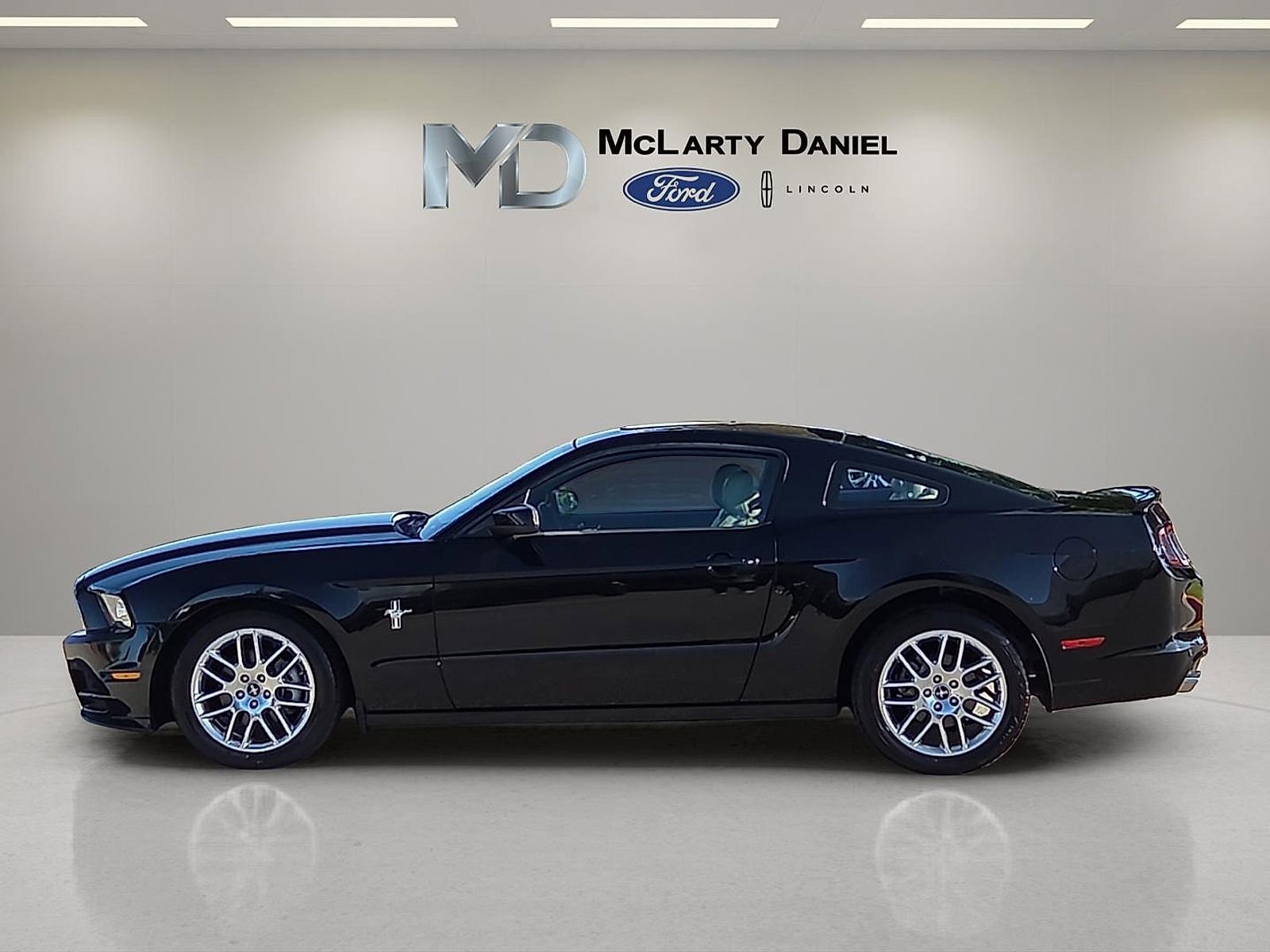 Used 2013 Ford Mustang Premium RWD image 3