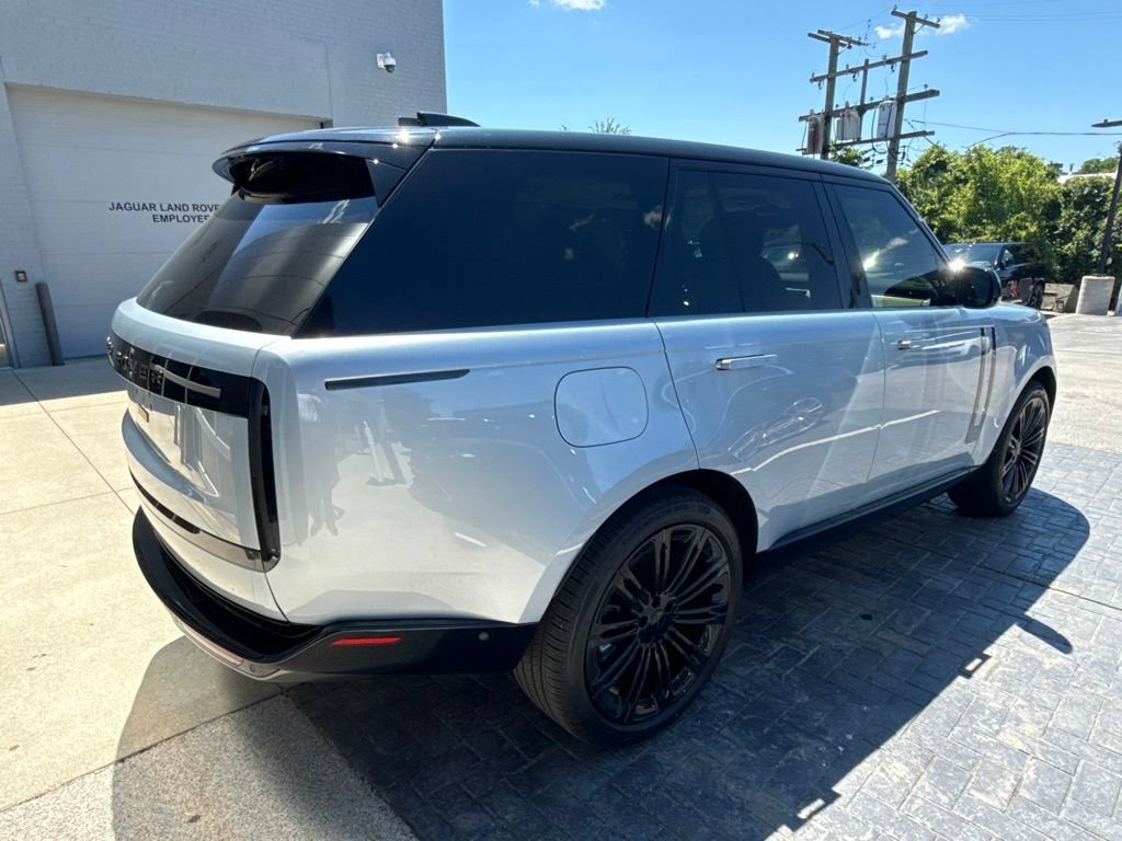 Used 2025 Land Rover Range Rover SE AWD/4WD image 3