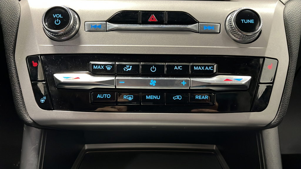 Used 2023 Ford Explorer XLT w/ Equipment Group 202A AWD/4WD image 17
