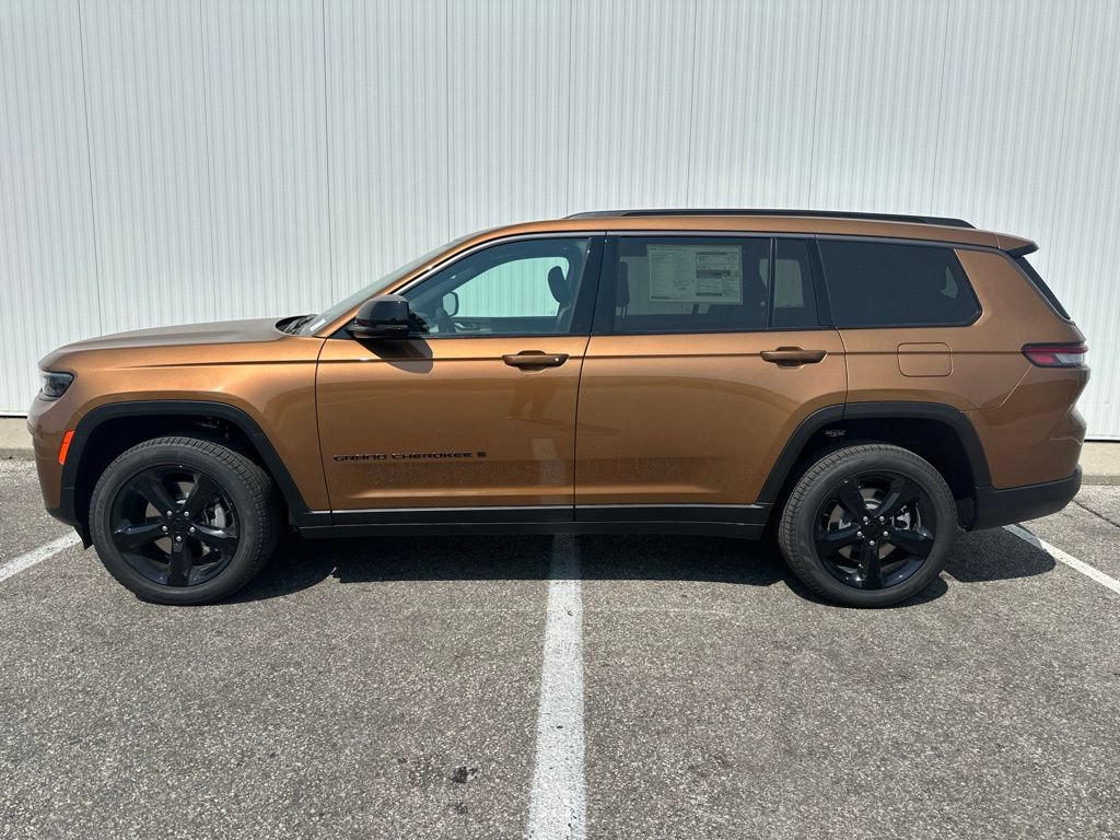 New 2026 Jeep Grand Cherokee L Limited w/ Limited Altitude Package AWD/4WD image 3