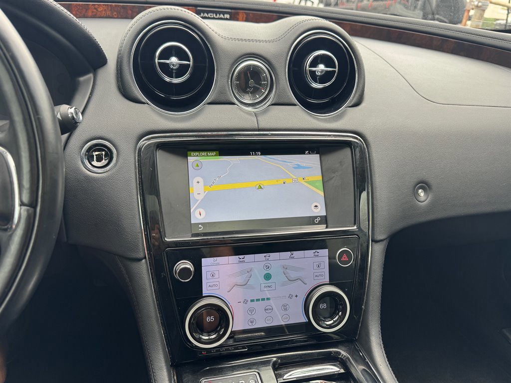 Used 2017 Jaguar XJ R-Sport image 9