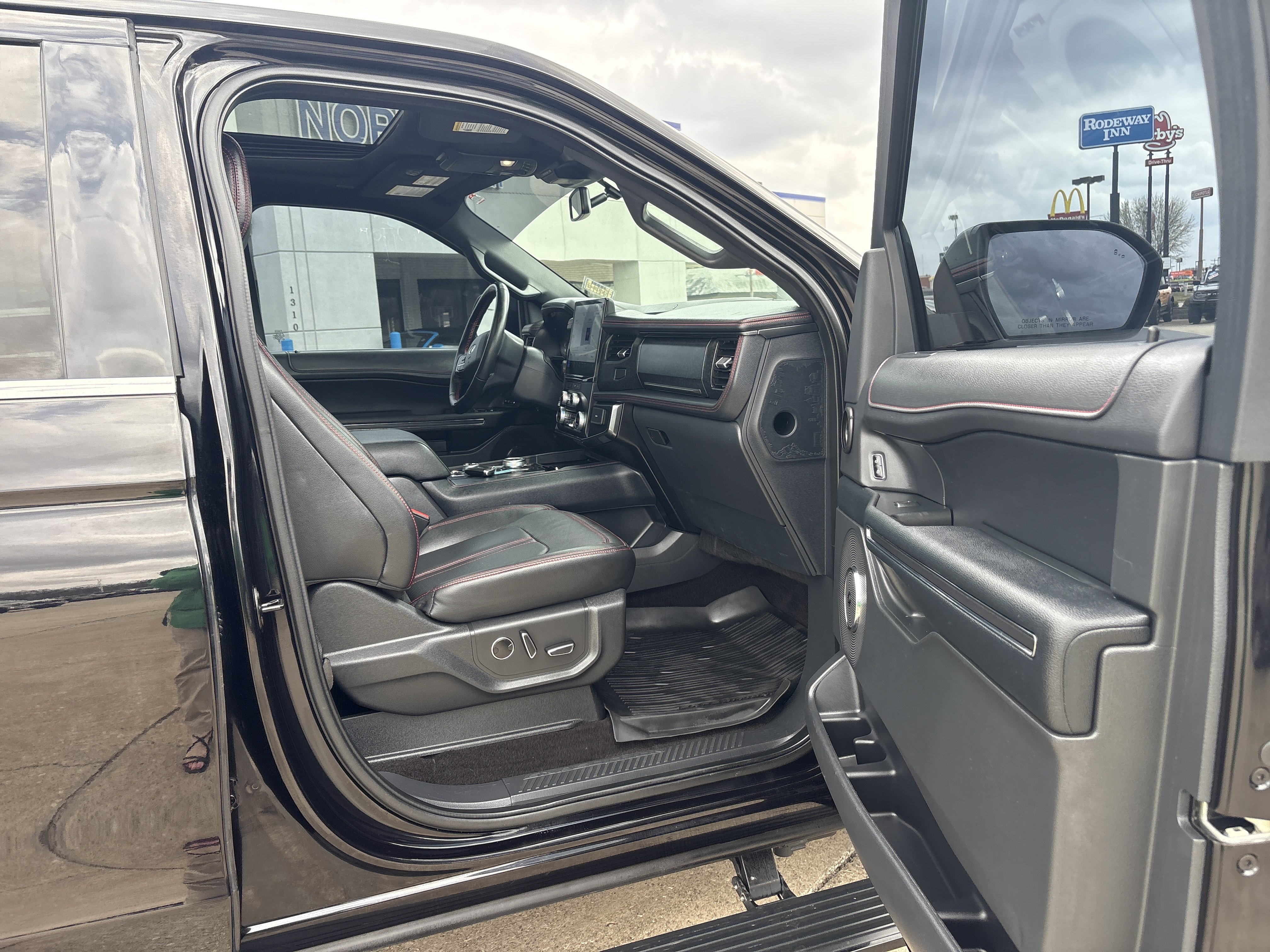 Used 2023 Ford Expedition Limited AWD/4WD image 12