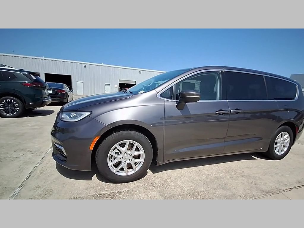 Used 2023 Chrysler Pacifica Touring-L FWD image 49