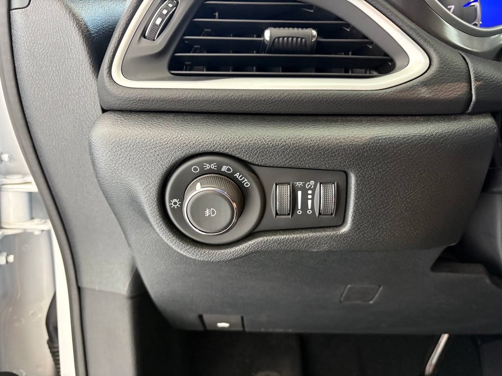 Used 2025 Chrysler Pacifica Select FWD image 6