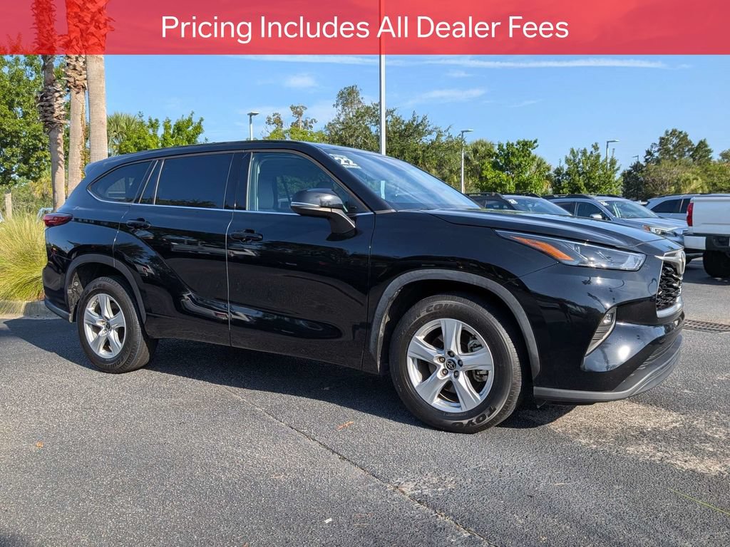 Used 2022 Toyota Highlander LE FWD image 2
