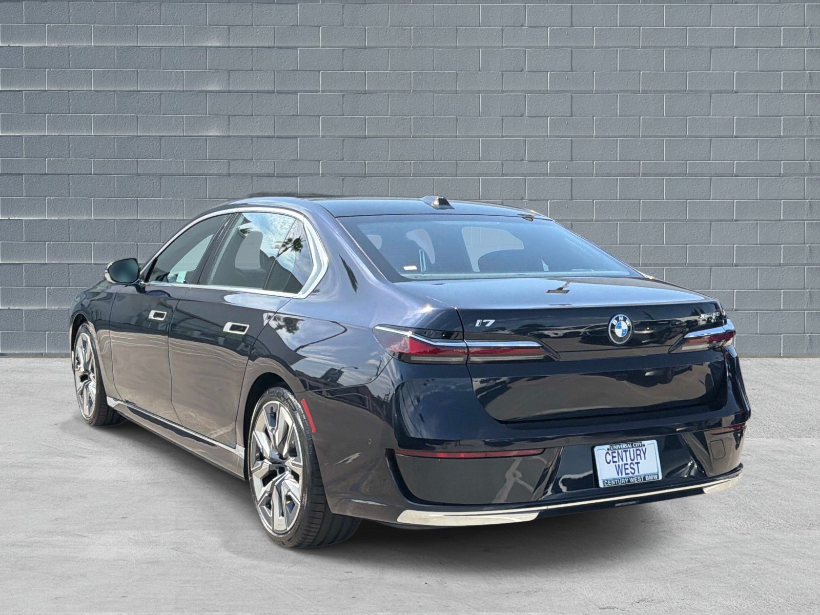 Used 2023 BMW i7 xDrive60 AWD/4WD image 3