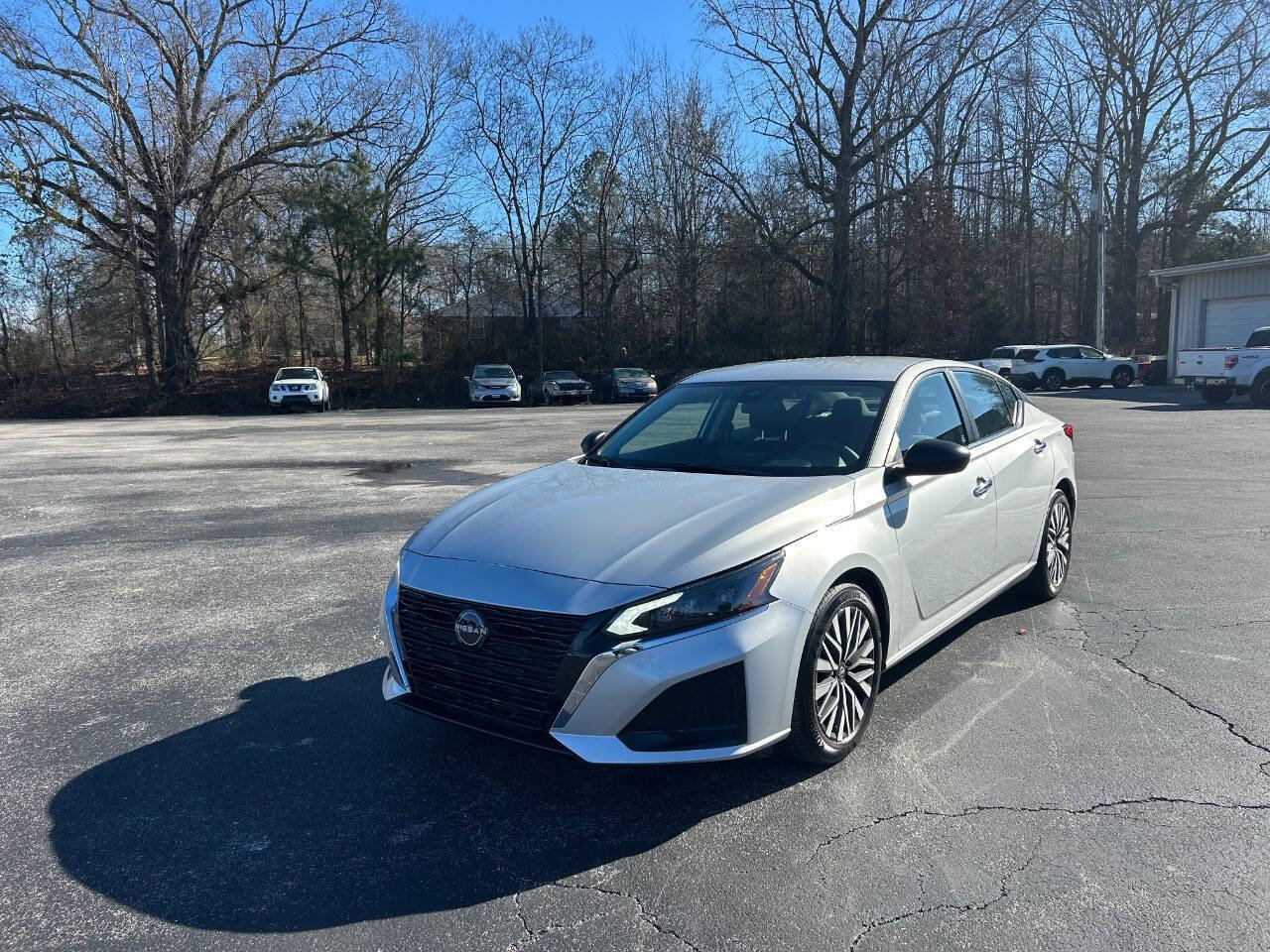 Used 2024 Nissan Altima 2.5 SV FWD image 2