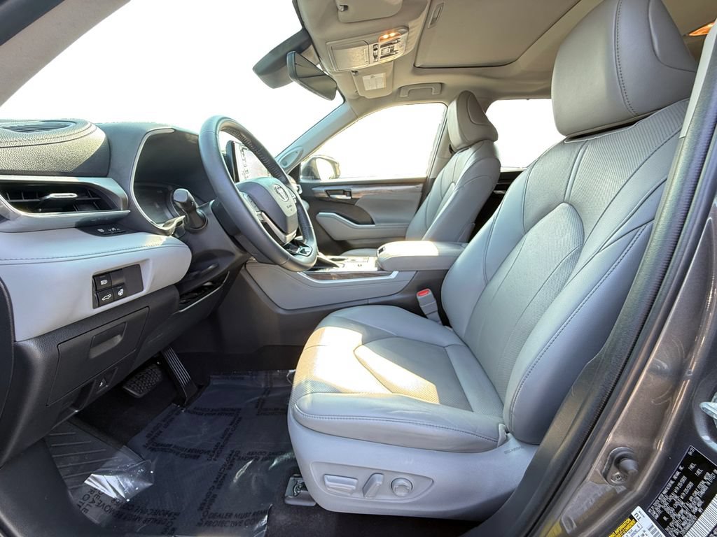 Used 2022 Toyota Highlander Limited FWD image 9