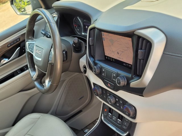 Used 2020 GMC Terrain Denali w/ Denali Premium Package FWD image 12