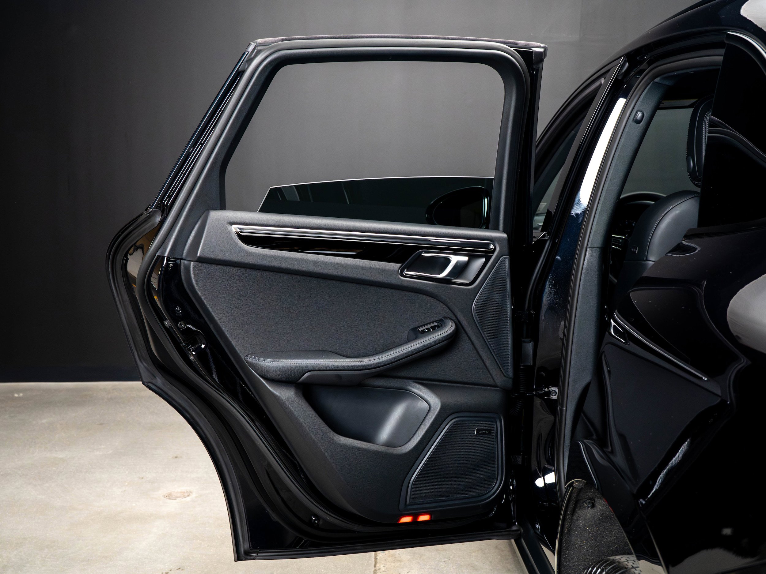 Certified 2025 Porsche Macan AWD/4WD image 34