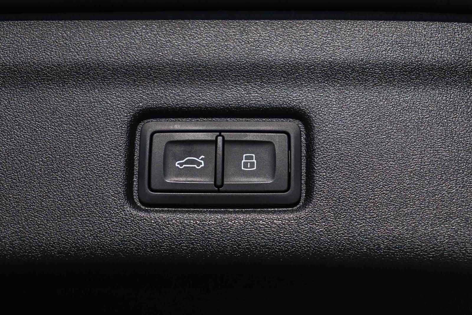 Used 2025 Audi Q6 e-tron Premium w/ Convenience Package image 36