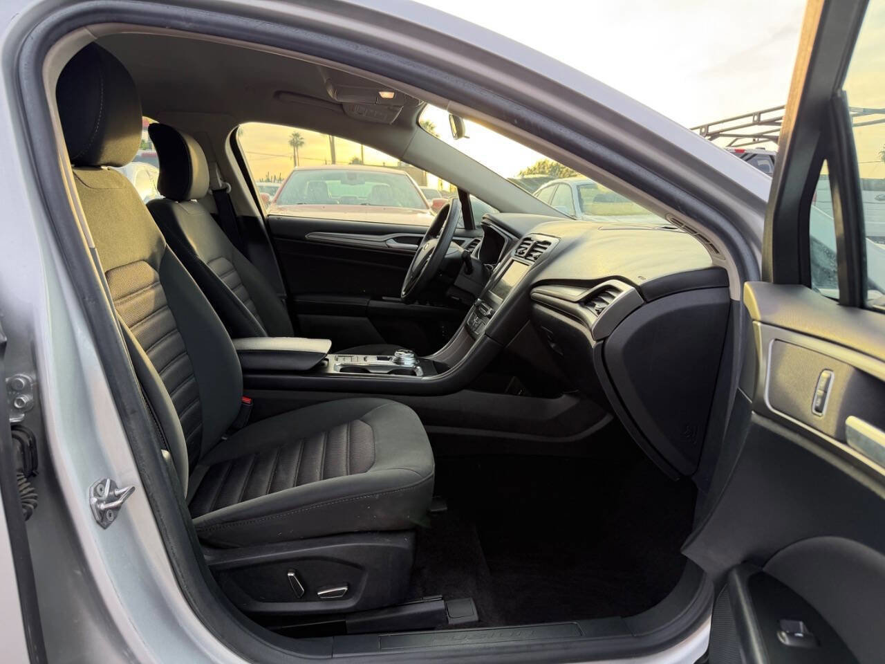 Used 2017 Ford Fusion SE FWD image 22