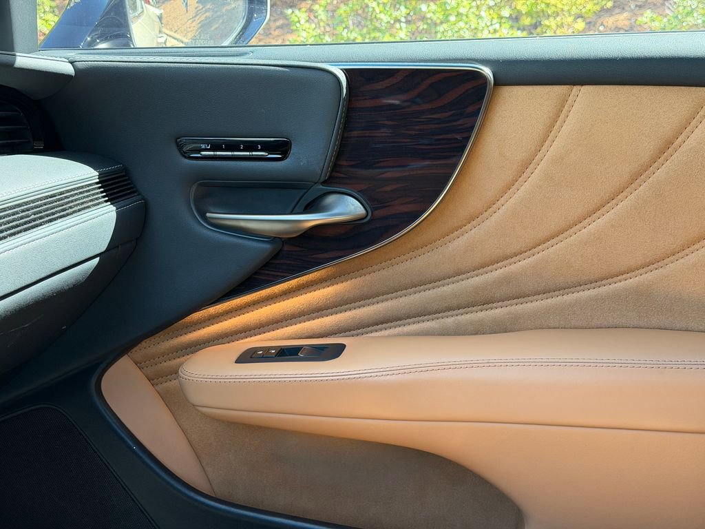 Used 2021 Lexus LS 500 w/ Interior Upgrade Package image 31