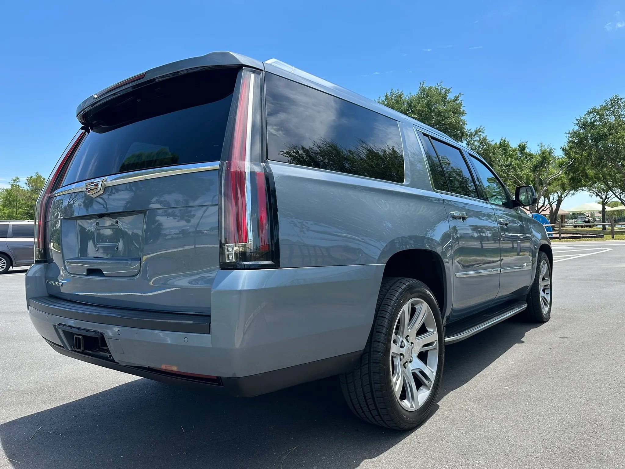 Used 2016 Cadillac Escalade ESV Luxury AWD/4WD image 7