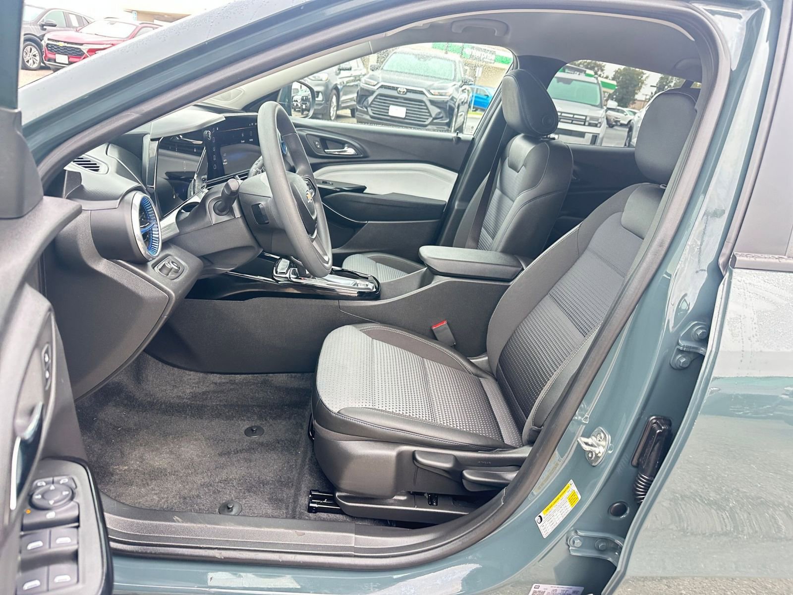 Used 2025 Chevrolet Trax LT image 36