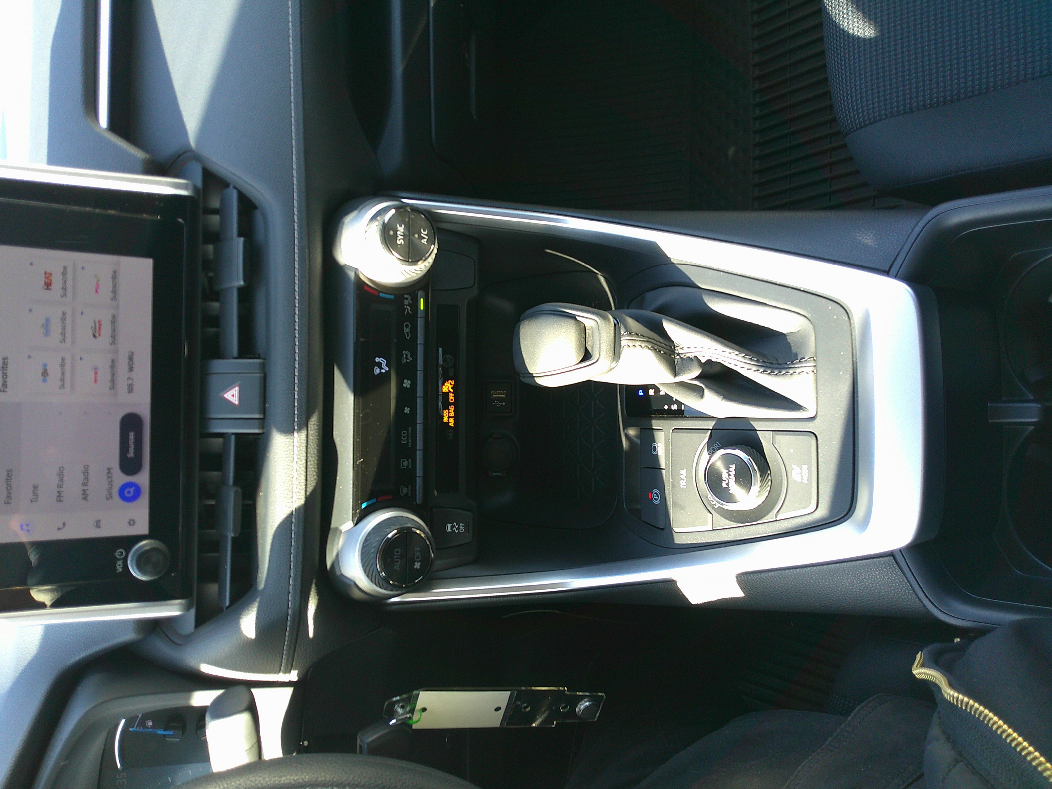 Used 2025 Toyota RAV4 LE image 27