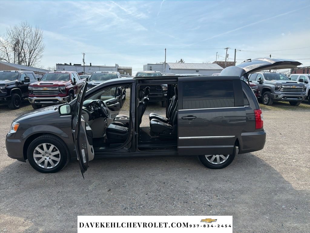 Used 2015 Chrysler Town & Country Touring image 26