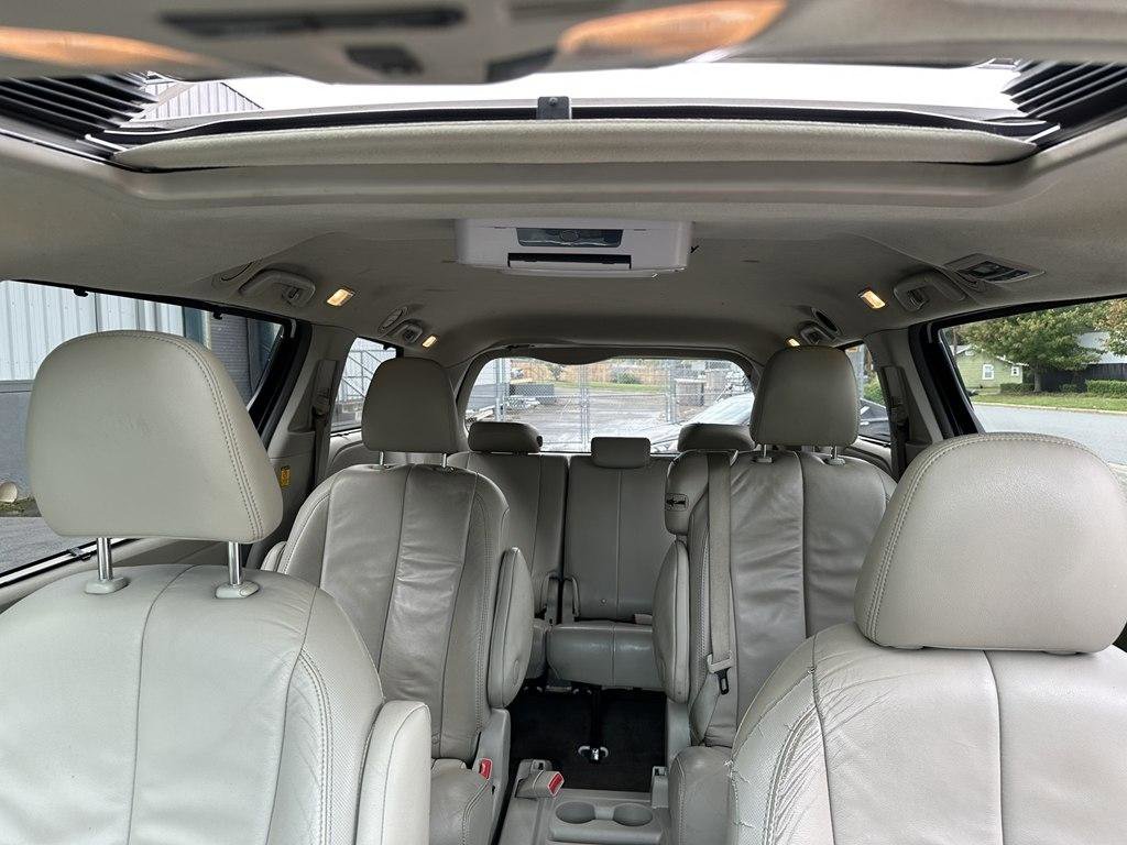 Used 2013 Toyota Sienna XLE FWD image 41