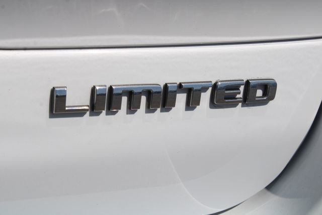 Used 2023 Jeep Grand Cherokee L Limited AWD/4WD image 6