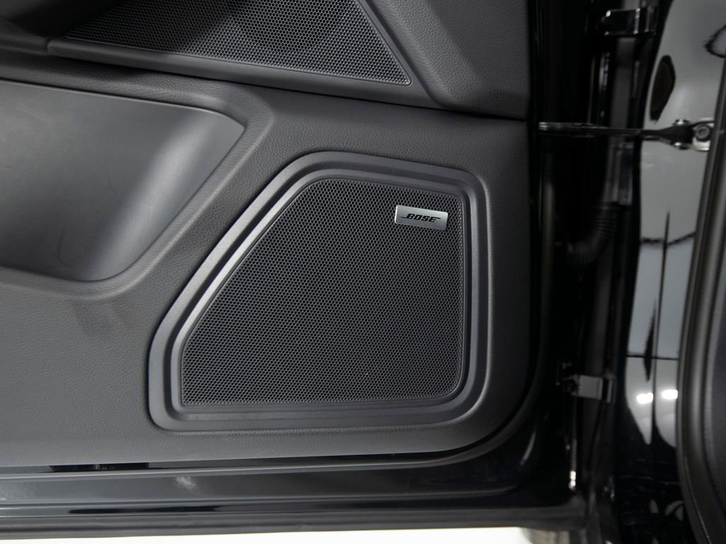 Certified 2025 Porsche Macan AWD/4WD image 21