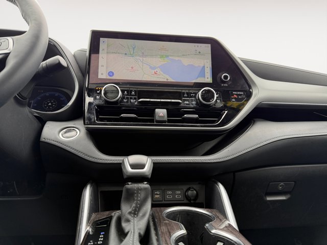 Used 2025 Toyota Highlander Platinum image 14