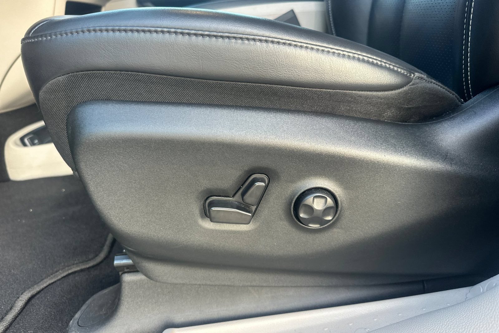 Used 2023 Chrysler Pacifica Touring-L FWD image 13